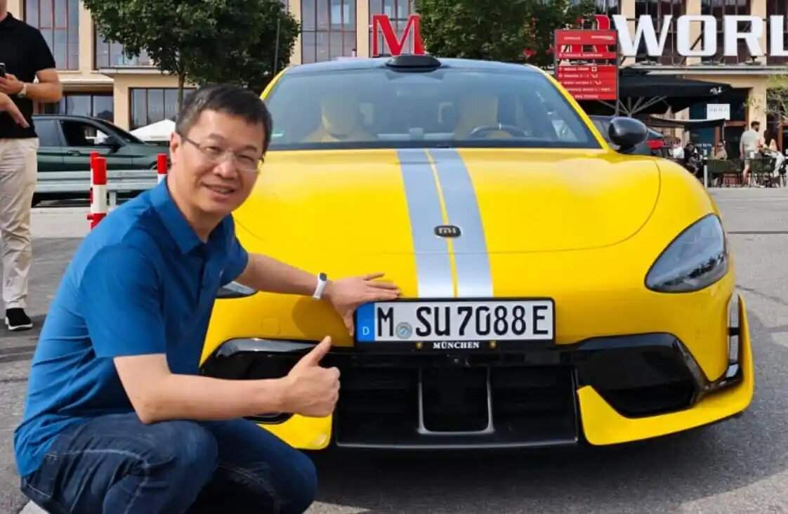 Lu Weibing i pierwszy zarejestrowany w Niemczech Xiaomi SU7
