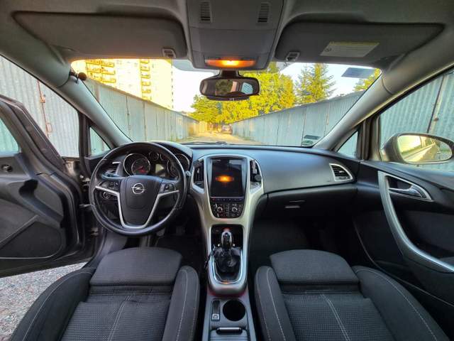 Opel Astra J 2010 — zdjęcie 4