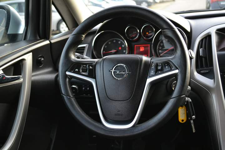 Opel Astra J 2010 — zdjęcie 10