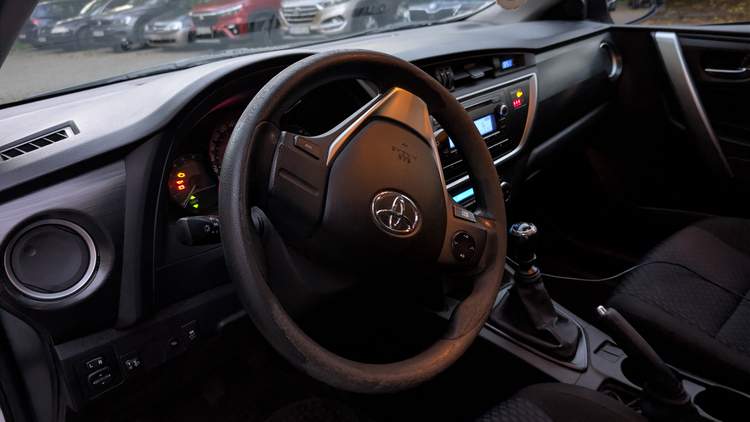 Toyota Auris II facelifting 2015 — zdjęcie 10