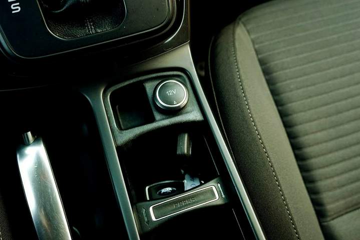 Ford C-MAX II facelifting 2016 — zdjęcie 23