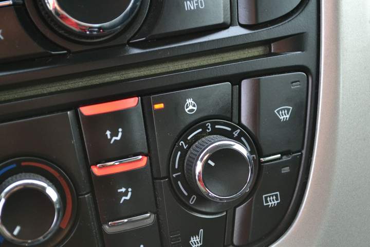 Opel Astra J 2010 — zdjęcie 21