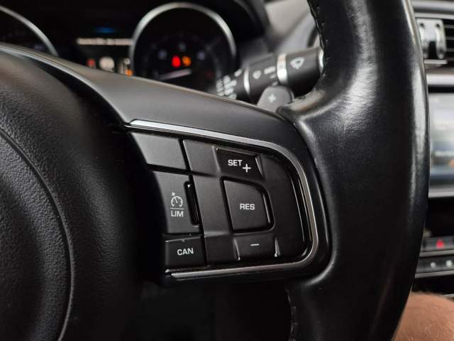 Jaguar XE I 2016 — zdjęcie 12