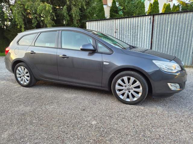 Opel Astra J 2010 — zdjęcie 2