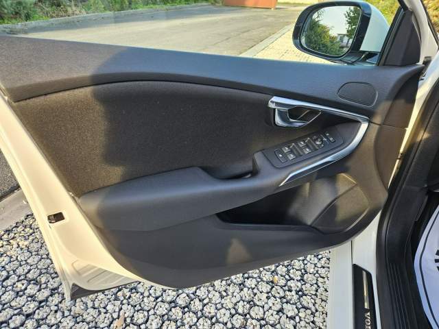 Volvo V40 II 2013 — zdjęcie 20