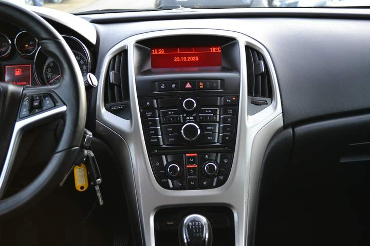 Opel Astra J 2010 — zdjęcie 9