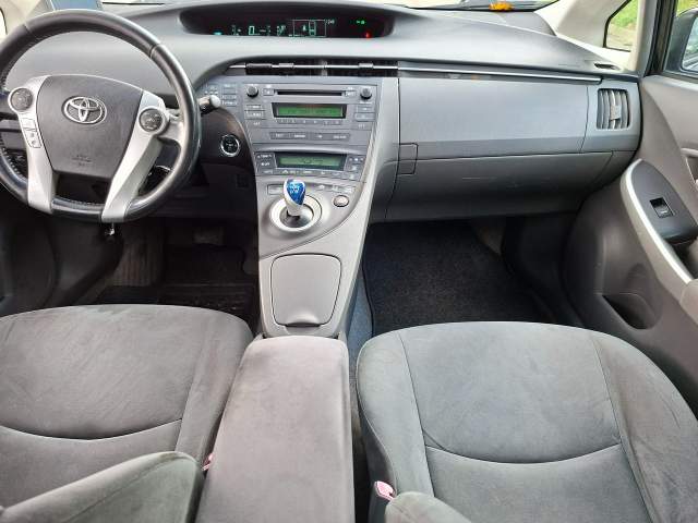Toyota Prius III (XW30) 2010 — zdjęcie 8