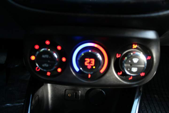 Opel Corsa E 2015 — zdjęcie 18