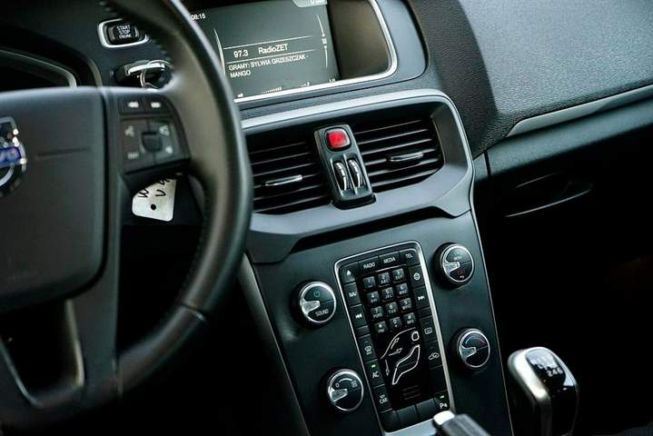 Volvo V40 II 2015 — zdjęcie 24