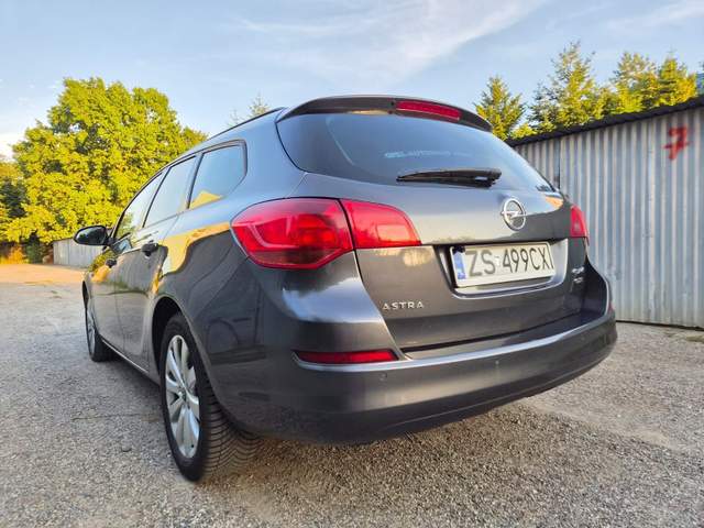 Opel Astra J 2010 — zdjęcie 8
