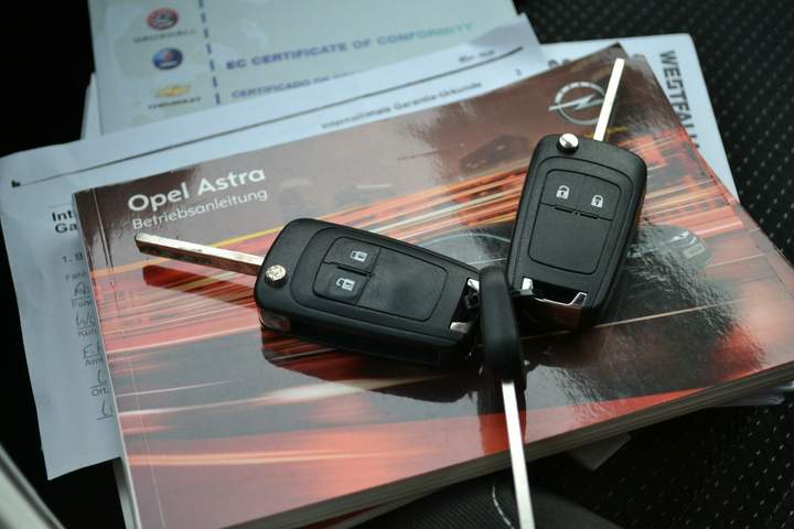 Opel Astra J 2010 — zdjęcie 15