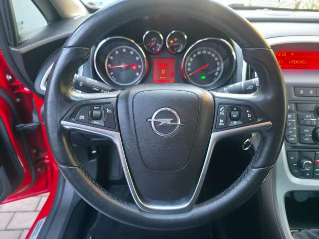 Opel Astra J 2010 — zdjęcie 18