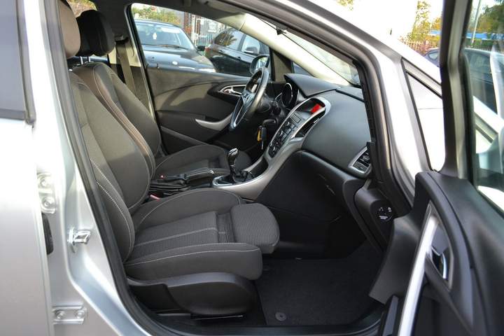 Opel Astra J 2010 — zdjęcie 13