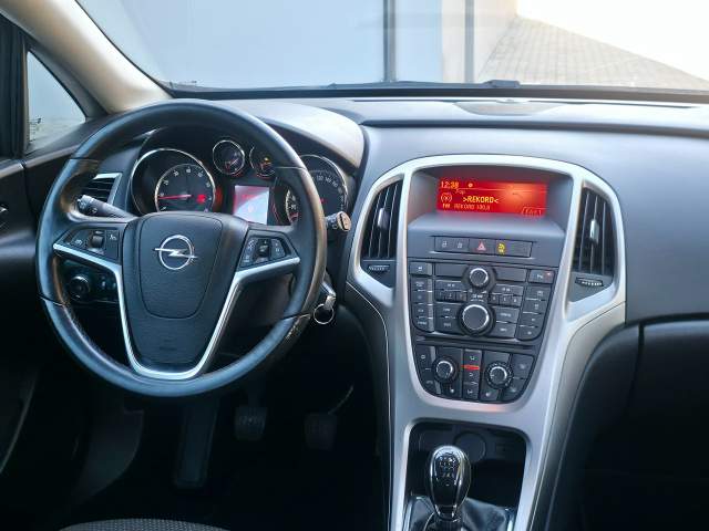 Opel Astra J 2010 — zdjęcie 12