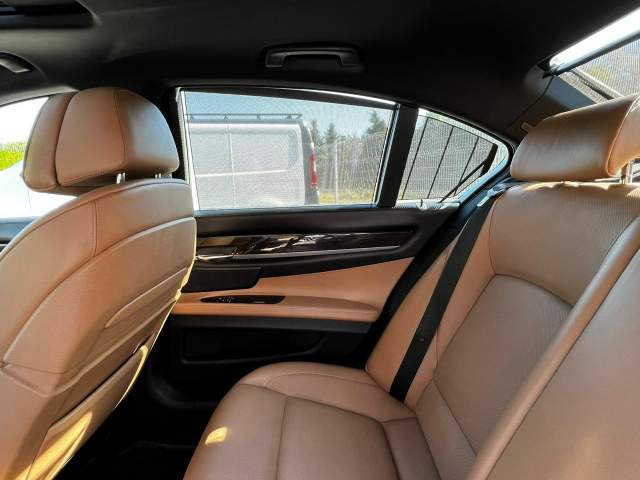 BMW 7 serii V (F01/F02/F04) 2011 — zdjęcie 13