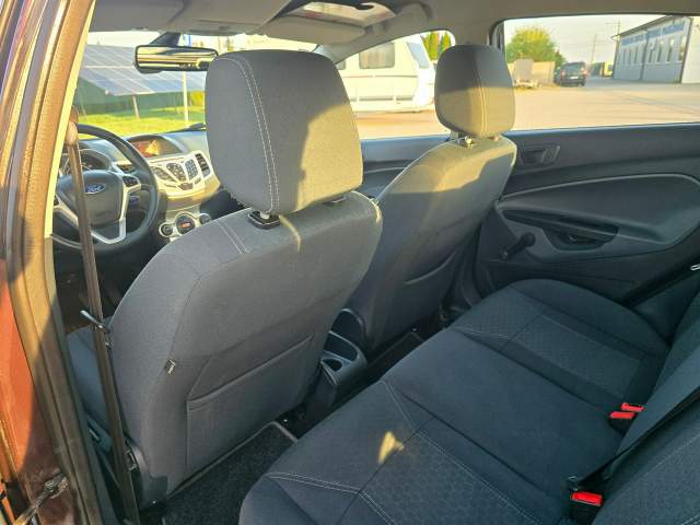 Ford Fiesta Mk6 2011 — zdjęcie 19
