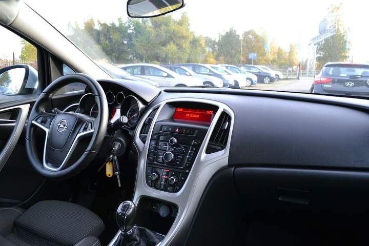 Opel Astra J 2010 — zdjęcie 11