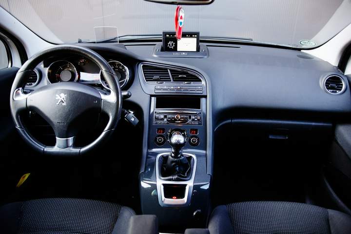 Peugeot 5008 I facelifting 2014 — zdjęcie 29