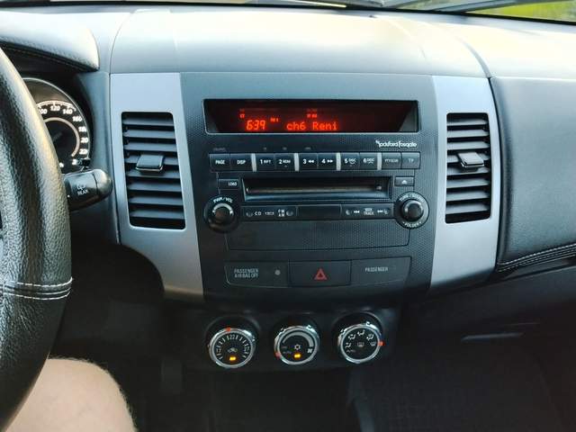 Mitsubishi Outlander II facelifting 2010 — zdjęcie 12