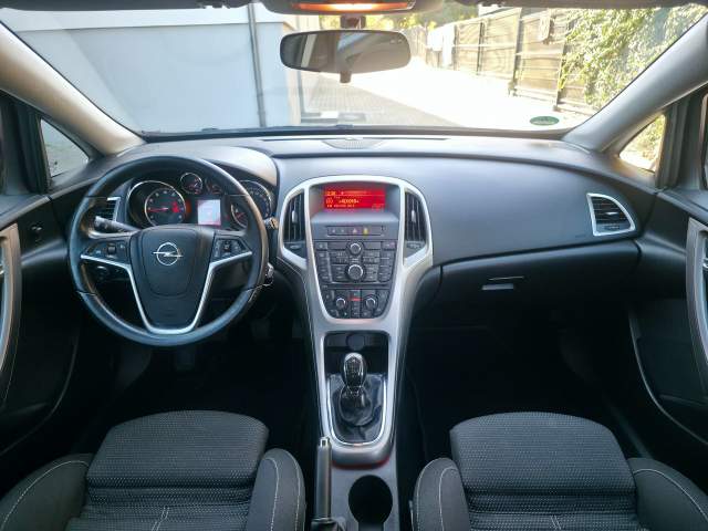 Opel Astra J 2010 — zdjęcie 11
