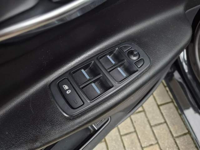 Jaguar XE I 2016 — zdjęcie 17