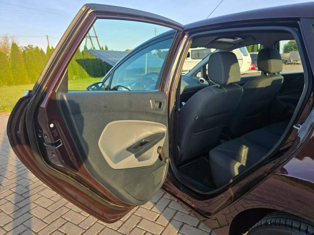 Ford Fiesta Mk6 2011 — zdjęcie 17