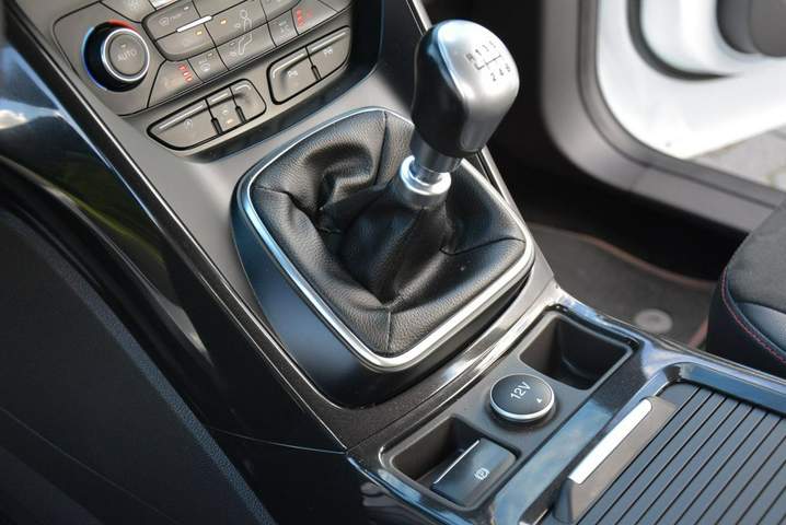 Ford Kuga II facelifting 2018 — zdjęcie 38