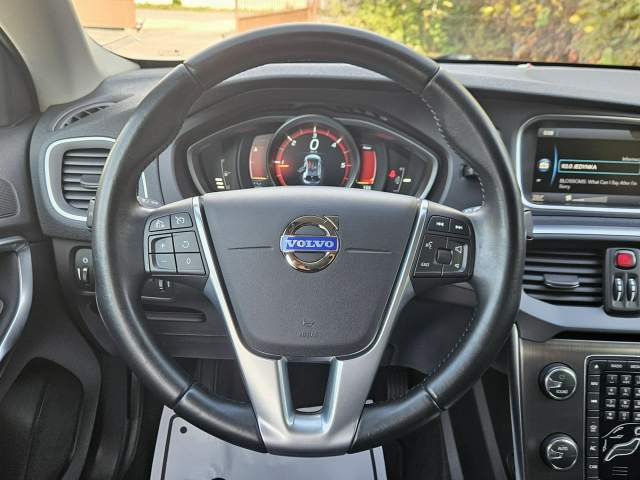 Volvo V40 II 2013 — zdjęcie 13