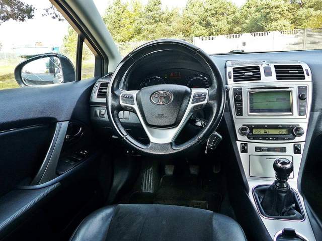 Toyota Avensis III facelifting 2013 — zdjęcie 35