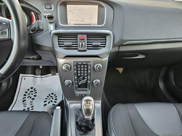 Volvo V40 II 2013 — zdjęcie 17