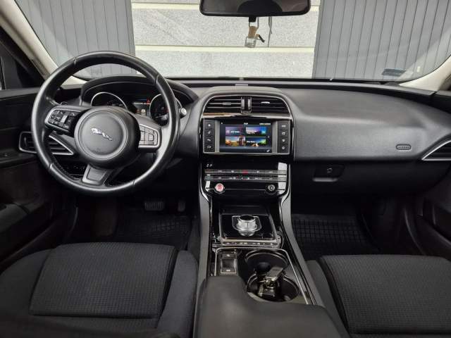 Jaguar XE I 2016 — zdjęcie 7