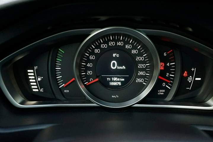 Volvo V40 II 2015 — zdjęcie 27