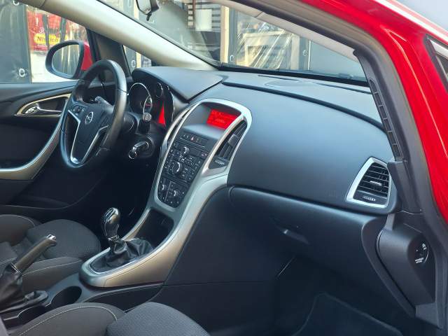 Opel Astra J 2010 — zdjęcie 10