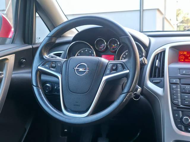 Opel Astra J 2010 — zdjęcie 13