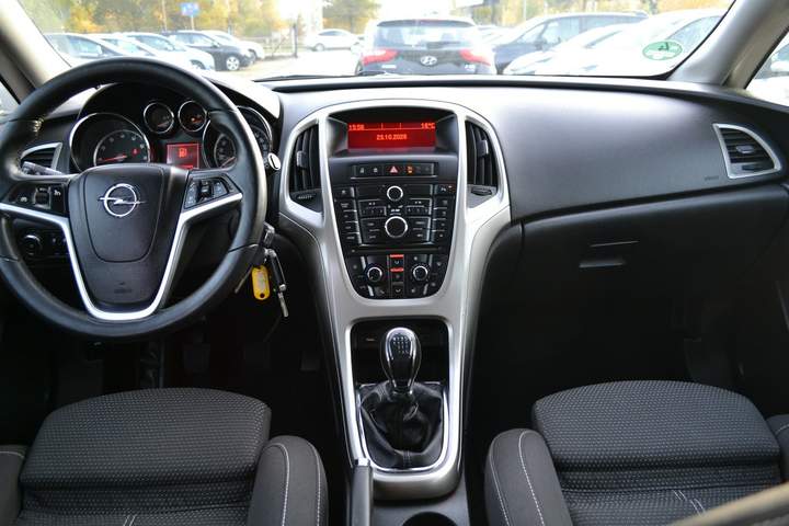 Opel Astra J 2010 — zdjęcie 8